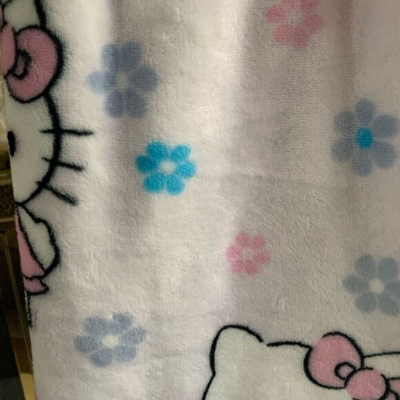 Hello kitty  floral throw blanket - Picture 5 of 9
